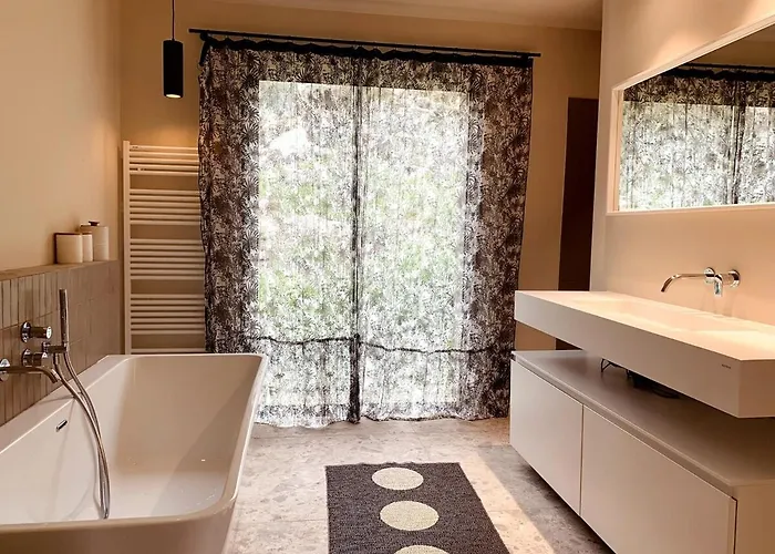 Villa De Standing Avec Vue Montagne, Proche De Porto-vecchio *